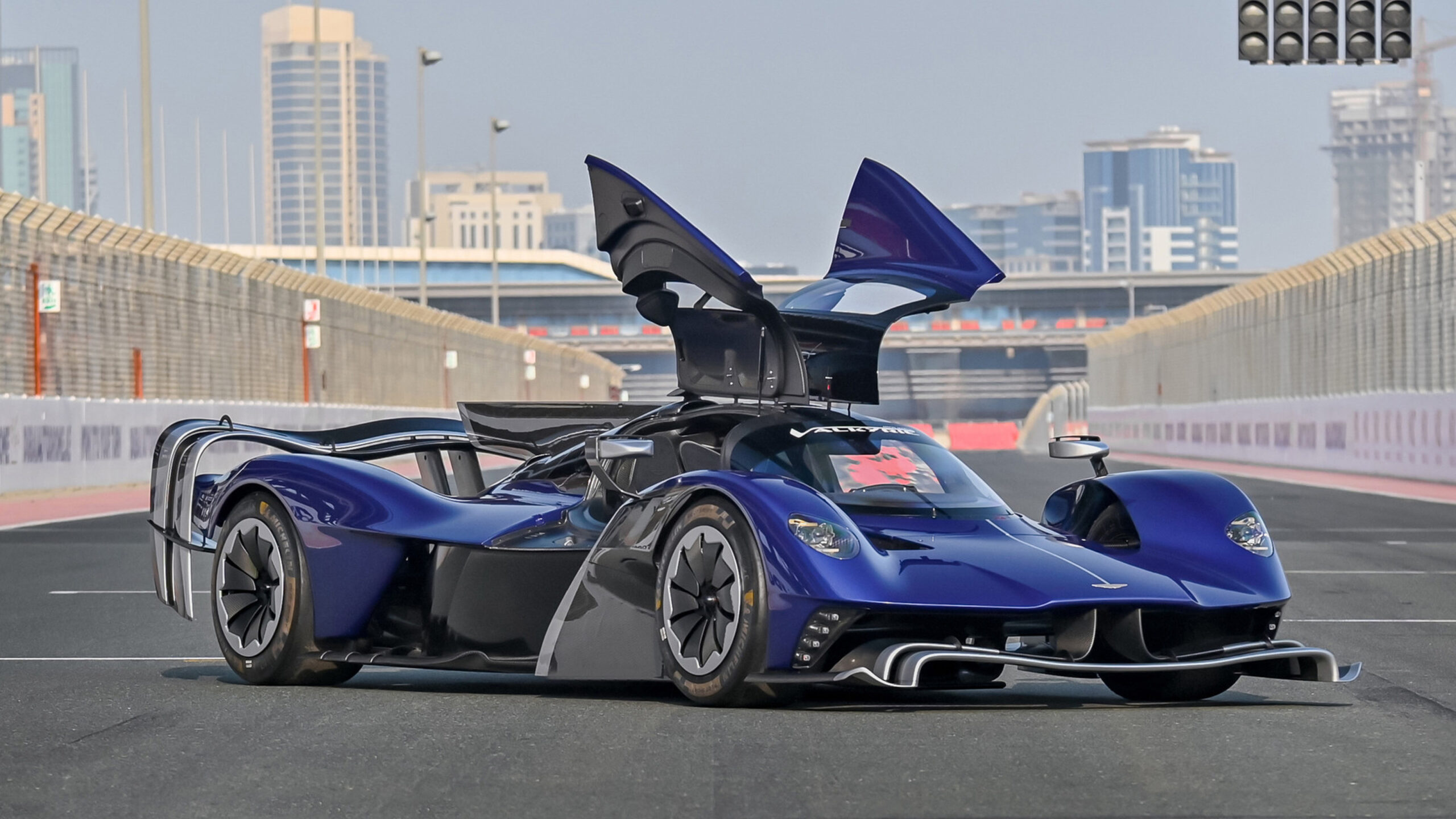 Aston Martin Valkyrie – Khi F1 bước xuống phố