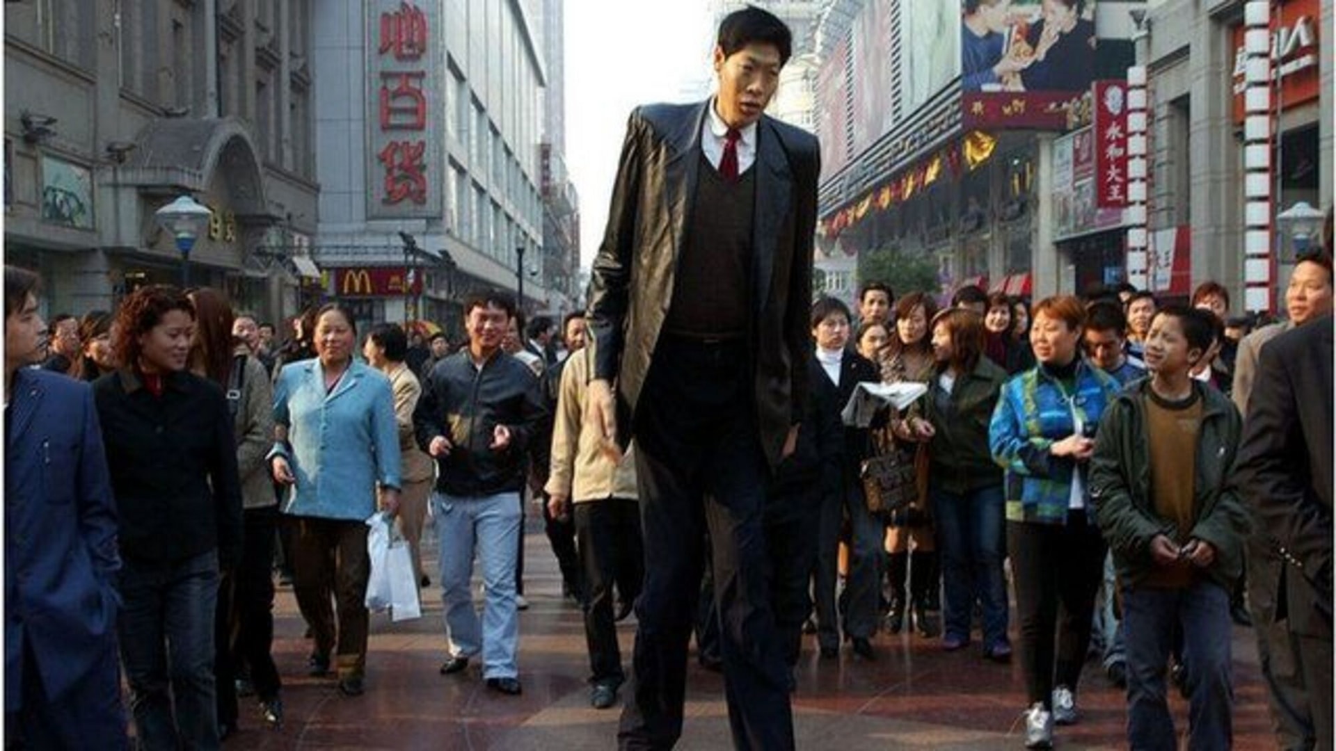 Zhang Juncai - người cao nhất thế giới sống tại Trung Quốc