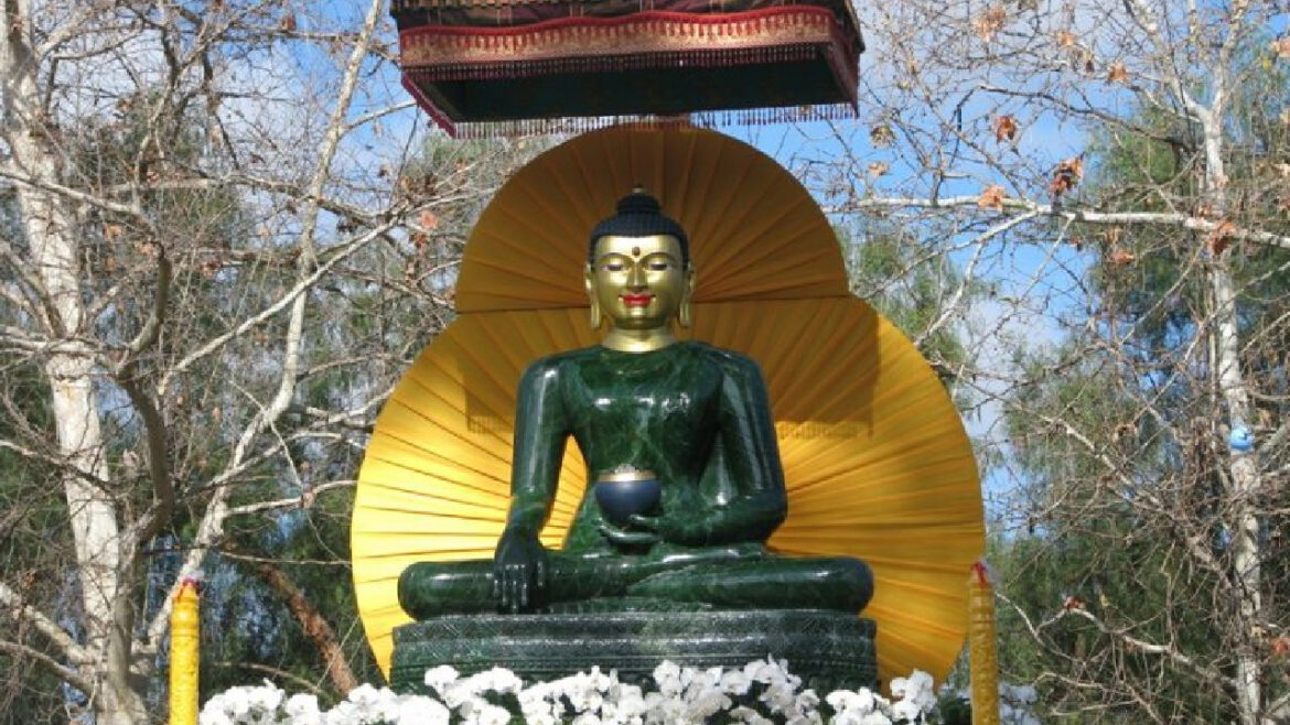 Tượng Phật Ngọc Hòa Bình (Myanmar) – Sự tinh khiết của tâm linh