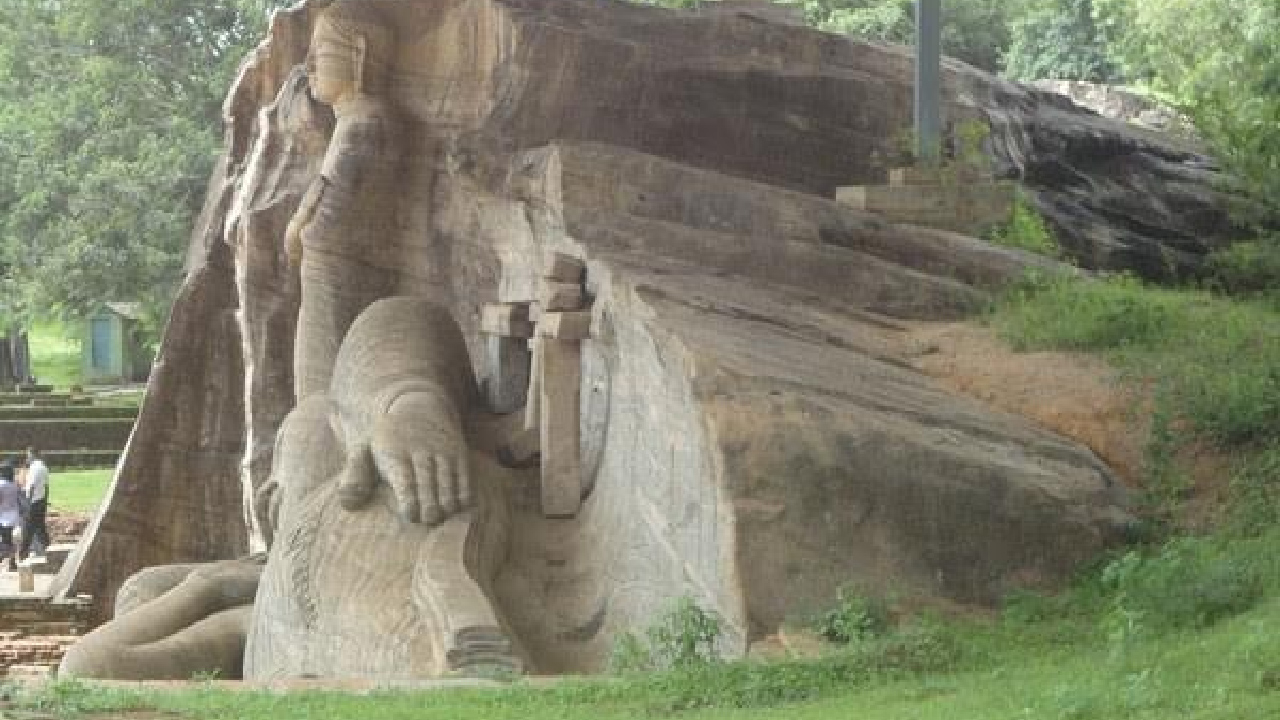 Tượng Phật Gal Vihara (Sri Lanka) – Nét tĩnh lặng của đá cổ