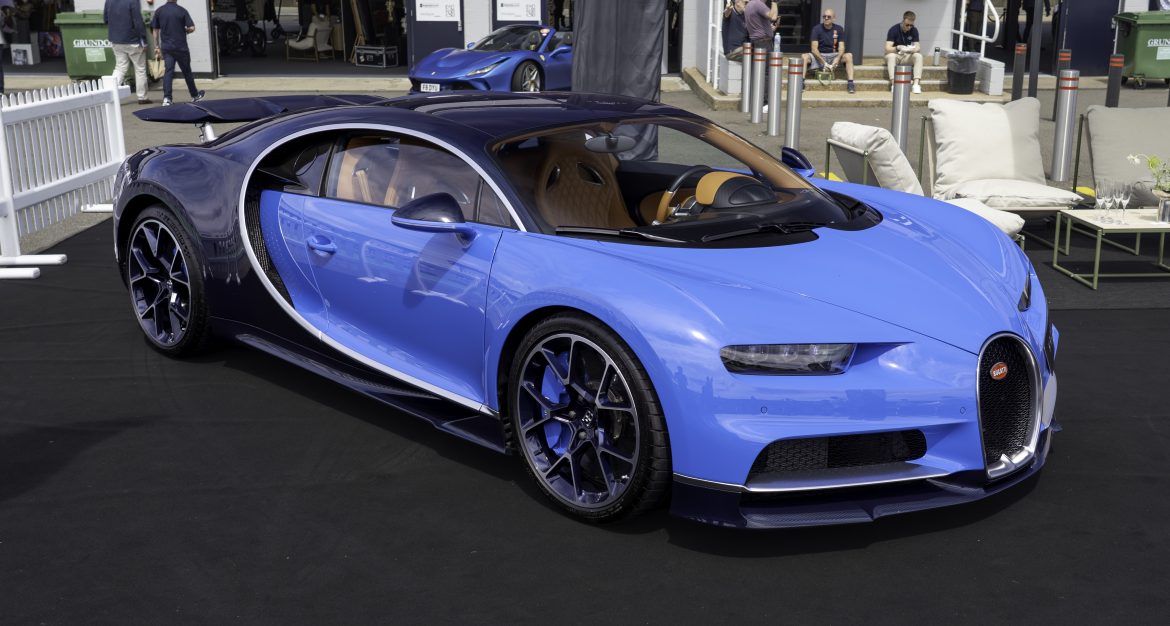 Siêu xe Bugatti lướt trên đường đua với tốc độ xé gió