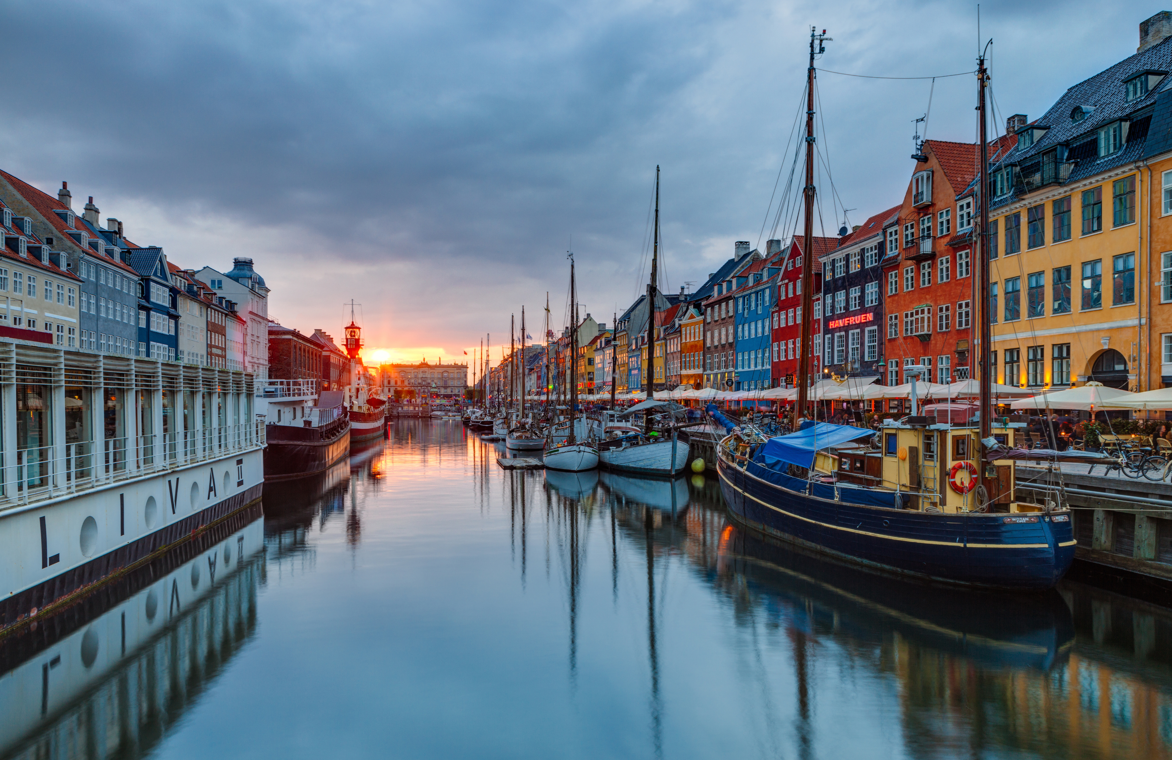 Bến cảng Nyhavn tại Copenhagen Đan Mạch trong ánh hoàng hôn
