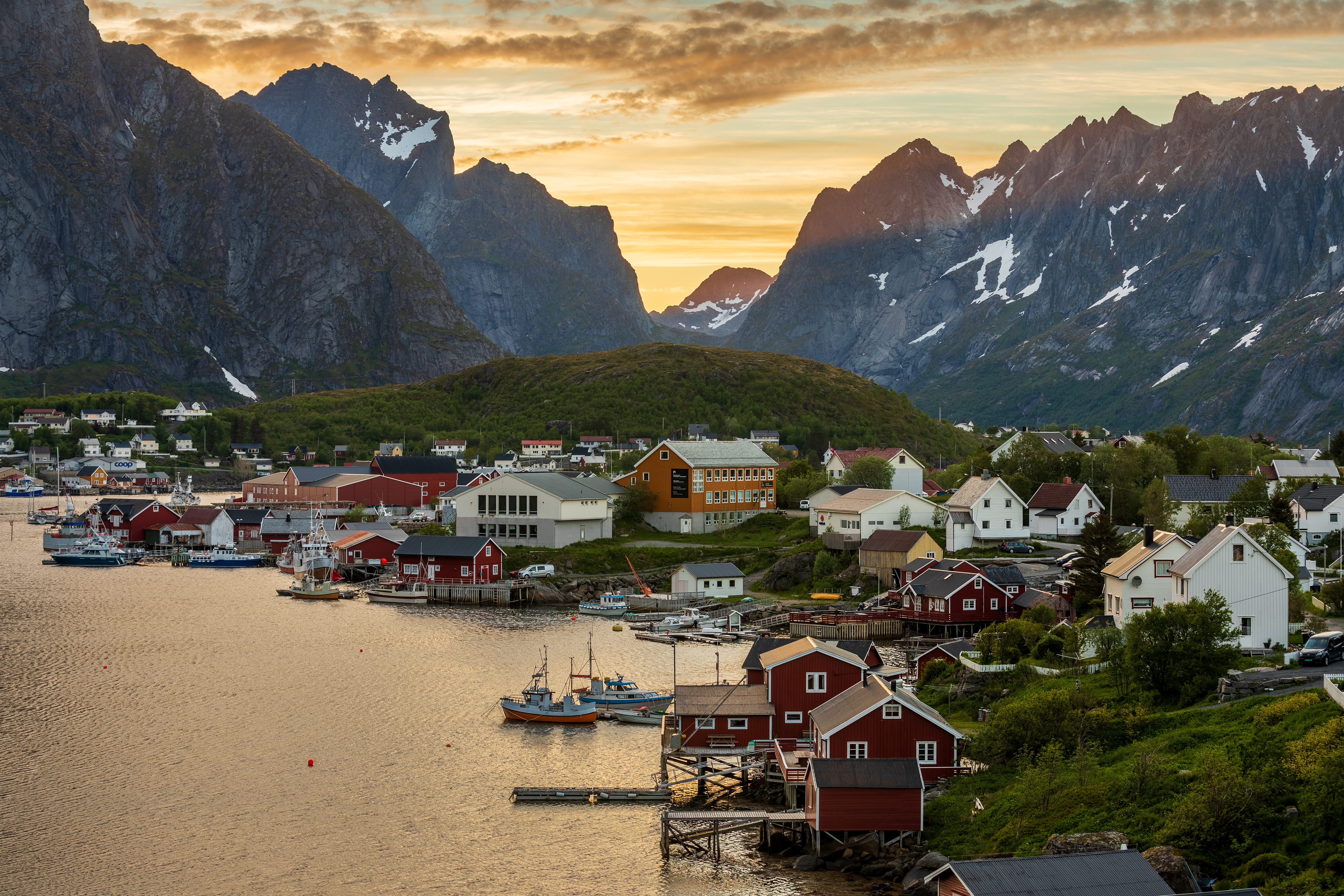 Làng chài Reine yên bình nép mình bên vịnh hẹp Fjord tại Na Uy